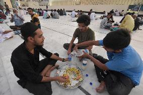 BANGLADESH-DHAKA-MASS-IFTAR-GATHERING