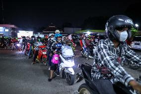 INDONESIA-KARAWANG-EID AL-FITR-HOMECOMING-MOTORBIKE-REFUEL