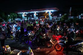 INDONESIA-KARAWANG-EID AL-FITR-HOMECOMING-MOTORBIKE-REFUEL