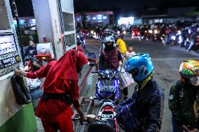 INDONESIA-KARAWANG-EID AL-FITR-HOMECOMING-MOTORBIKE-REFUEL