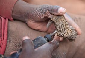 ZIMBABWE-BULAWAYO-WOOD CARVING