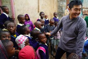 KENYA-NAIROBI-CHINESE VOLUNTEER-SLUM CHILDREN-NOURISHING DREAMS