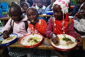 KENYA-NAIROBI-CHINESE VOLUNTEER-SLUM CHILDREN-NOURISHING DREAMS