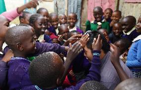 KENYA-NAIROBI-CHINESE VOLUNTEER-SLUM CHILDREN-NOURISHING DREAMS