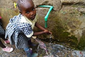 KENYA-NAIROBI-CHINESE VOLUNTEER-SLUM CHILDREN-NOURISHING DREAMS