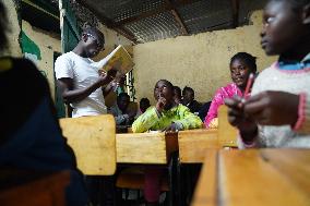 KENYA-NAIROBI-CHINESE VOLUNTEER-SLUM CHILDREN-NOURISHING DREAMS