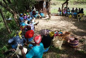 KENYA-MACHAKOS-WOMEN-BASKET-WEAVING