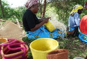 KENYA-MACHAKOS-WOMEN-BASKET-WEAVING