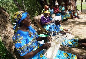 KENYA-MACHAKOS-WOMEN-BASKET-WEAVING