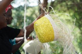 KENYA-MACHAKOS-WOMEN-BASKET-WEAVING