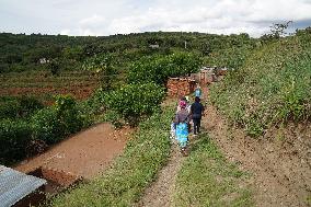 KENYA-MACHAKOS-WOMEN-BASKET-WEAVING