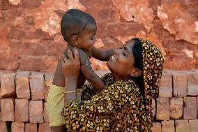 BANGLADESH-MANIKGANJ-WORKING-MOTHERS