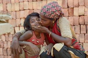 BANGLADESH-MANIKGANJ-WORKING-MOTHERS