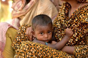 BANGLADESH-MANIKGANJ-WORKING-MOTHERS