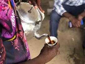 TANZANIA-DAR ES SALAAM-STREET COFFEE CULTURE