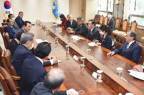 Japanese lawmakers meet with S. Korean President Yoon