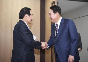 Japanese lawmakers meet with S. Korean President Yoon
