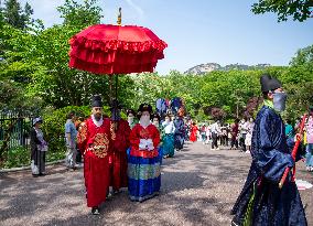 SOUTH KOREA-SEOUL-CHEONG WA DAE-TOURISTS