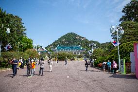 SOUTH KOREA-SEOUL-CHEONG WA DAE-TOURISTS