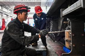 CHINA-SHANXI-DATONG-FREIGHT TRAINS-MAINTENANCE (CN)