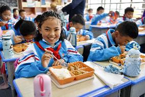 (InTibet) CHINA-TIBET-LHASA-PRIMARY SCHOOLS-NUTRITIOUS MEALS (CN)