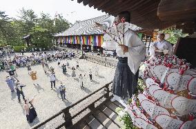 Fan-throwing ceremony at western Japan temple