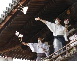 Fan-throwing ceremony at western Japan temple