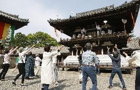 Fan-throwing ceremony at western Japan temple