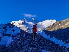 Xinhua Headlines: China takes Mount Qomolangma scientific expedition to new heights