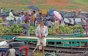 BANGLADESH-RANGAMATI-FLOATING MARKET