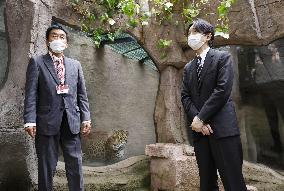 Japan crown prince at zoo