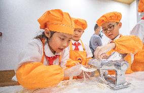 CHINA-CHONGQING-NOODLES MAKING CLASS-CHILDREN (CN)