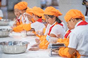 CHINA-CHONGQING-NOODLES MAKING CLASS-CHILDREN (CN)