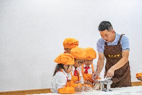 CHINA-CHONGQING-NOODLES MAKING CLASS-CHILDREN (CN)