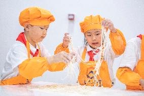 CHINA-CHONGQING-NOODLES MAKING CLASS-CHILDREN (CN)