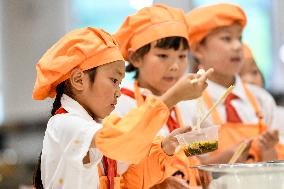 CHINA-CHONGQING-NOODLES MAKING CLASS-CHILDREN (CN)