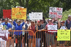 Protest at NRA meeting in Texas