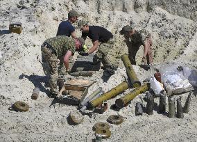 Bomb disposal work in Ukraine