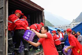 CHINA-SICHUAN-YA'AN-EARTHQUAKE-SCHOOL-RESCUE (CN)