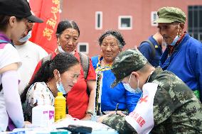 CHINA-SICHUAN-YA'AN-EARTHQUAKE-SCHOOL-RESCUE (CN)