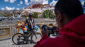 (SP)CHINA-TIBET-AMATEUR CYCLISTS-EPIC RIDE (CN)