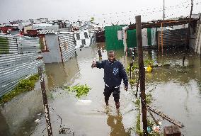 SOUTH AFRICA-CAPE TOWN-COLD FRONT-FLOODS