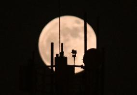 KUWAIT-KUWAIT CITY-FULL MOON