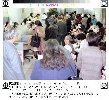 Yamaichi branch crowded with customers