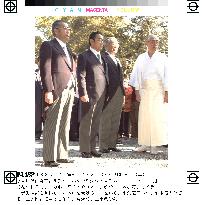 Hashimoto visits Ise Shrine