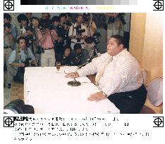 Konishiki quits sumo group