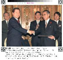Leaders of Japan, S. Korea hold summit