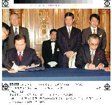 Kim, Obuchi sign joint declaration