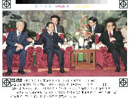 Japan's 2 ex-prime ministers meet Chinese president