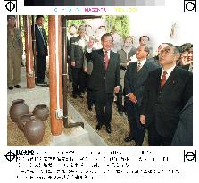 Japanese, S. Korean ministers tour ceramics town